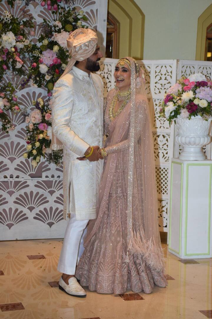 Karishma Tanna looked absolutely gorgeous, dressed in a pastel pink embellished lehenga with heavy embroidery. She opted for traditional jewellery to complete her bridal look.