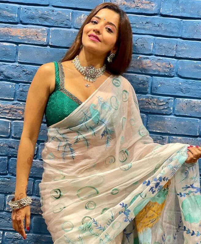 તસવીરોમાં એક્ટ્રેસ મોનાલિસાની કિલર સ્માઇલ પર ફેન્સ ફિદા થતા દેખાઇ રહ્યાં છે. મોનાલિસાની આ તસવીરોને ઢગલાબંધ લાઇક્સ અને કૉમેન્ટ્સ મળી ચૂકી છે. આનાથી અંદાજ લગાવી શકાય છે કે આ તસવીરોને લોકો કેટલી પસંદ કરી રહ્યાં છે. મોનાલિસાનો સાડી લૂક ફેન્સને પસંદ આવ્યો છે.