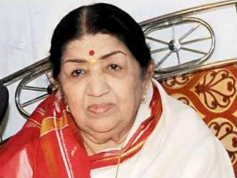 Lata Mangeshkar Critical ICU treatment for singer Lata Mangeshkar begins Raj Thackeray Supriya Sule meet Lata Mangeshkar Critical : गानसम्राज्ञी लता मंगेशकर यांच्यावर आयसीयूत उपचार सुरु, राज ठाकरे, सुप्रिया सुळेंनी घेतली भेट