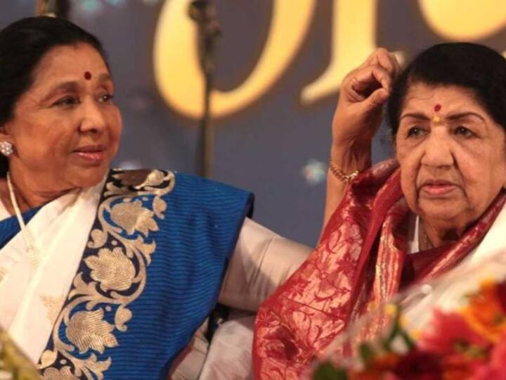 Asha Bhosle arrives at Mumbai hospital to meet Lata Mangeshkar Asha Bhosle meet Lata Mangeshkar: সঙ্কটজনক অবস্থায় লতা, দিদিকে দেখতে হাসপাতালে ছুটে গেলেন আশা