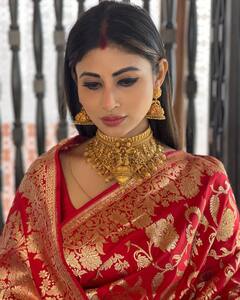 Mouni Roy Photos: गुलाबी साड़ी, कजरारी आंखें...मौनी रॉय अपने एक इशारे से कर जाती हैं ढेर सारी बातें