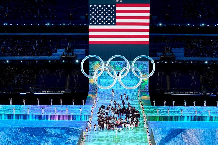 Winter Olympics 2022: जिस देश में दो साल पहले कोरोना वायरस का प्रकोप सामने आया था, उसने शुक्रवार को लॉकडाउन के साये में शीतकालीन ओलंपिक खेलों की शुरुआत की. कई देशों ने इन खेलों का राजनयिक बहिष्कार किया है, लेकिन चीन गर्व से वैश्विक स्तर पर अपनी ताकत का प्रदर्शन कर रहा है.