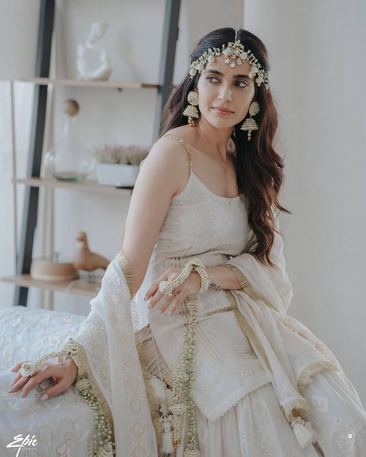 पांढऱ्या रंगाच्या घागऱ्यात करिष्मा खूप सुंदर दिसत आहे. (all photo: karishmatanna/ig)