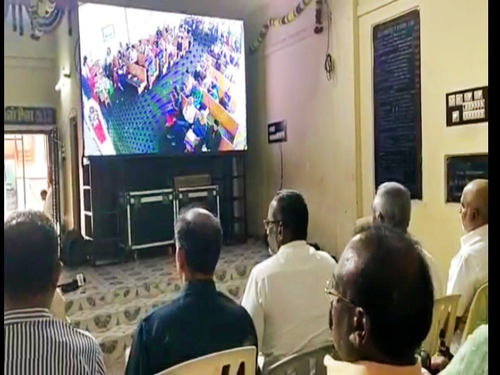 Relative who paid tribute to the deceased in New Zealand through video in Madurai! Watch video | நியூசிலாந்தில் இறந்தவருக்கு மதுரையில் காணொளி மூலம் அஞ்சலி.. சோகத்தில் ஆழ்ந்த உறவினர்..