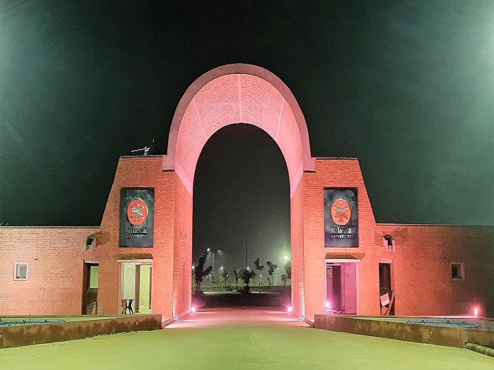 पहले तालाब वर्षा ऋतु के जल संरक्षण का मुख्य केंद्र होता था. भूगर्भीय जल स्तर को नियंत्रित करने के अलावा वह भूमिगत जल को रिचार्ज भी करता था. लेकिन अनदेखी की वजह से विश्वविद्यालय खंडहर में तब्दील हो गया था. अतीत बनता जा रहा था. इसी बीच मुख्यमंत्री ने विश्वविद्यालय के कायाकल्प करने का एलान किया, जिसके बाद की तस्वीर हमारे सामने है.