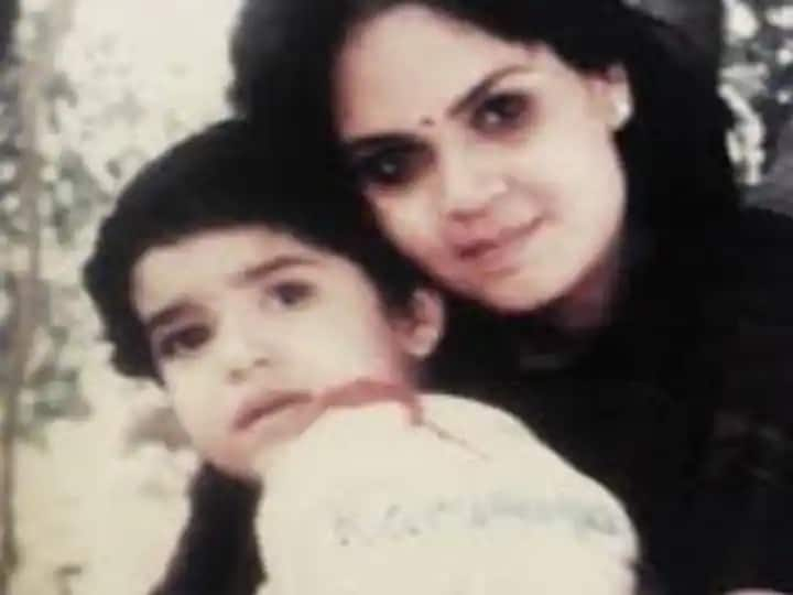 actor karishma tanna childhood photo going viral see  actress wedding photos  आईच्या कुशीत लपलेली ही लाडकी मुलगी आता बनणार नववधू, जाणून घ्या कोण आहे ही अभिनेत्री