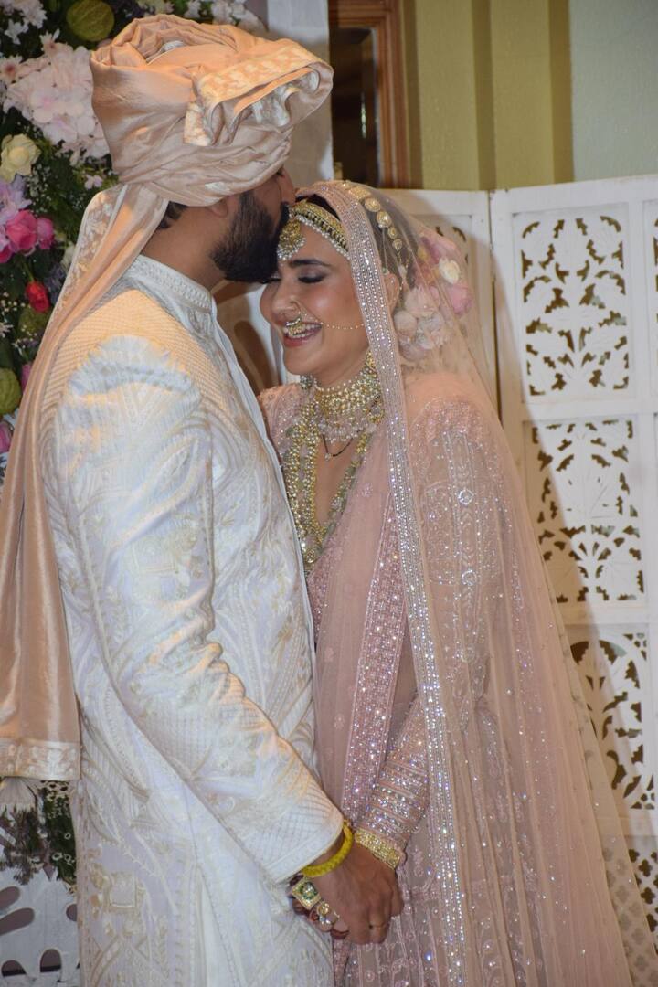 The groom Varun is already setting out couple goals as he kissed his wife Karishma, in front of the media. The couple looks made for each other in the pictures.