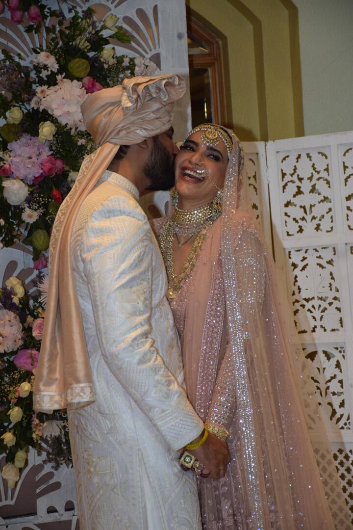 The groom Varun Bangera, complemented her in a white sherwani, paired with a pink turban. Karishma blushed with joy as Varun held her hands and kissed her in front of everyone.