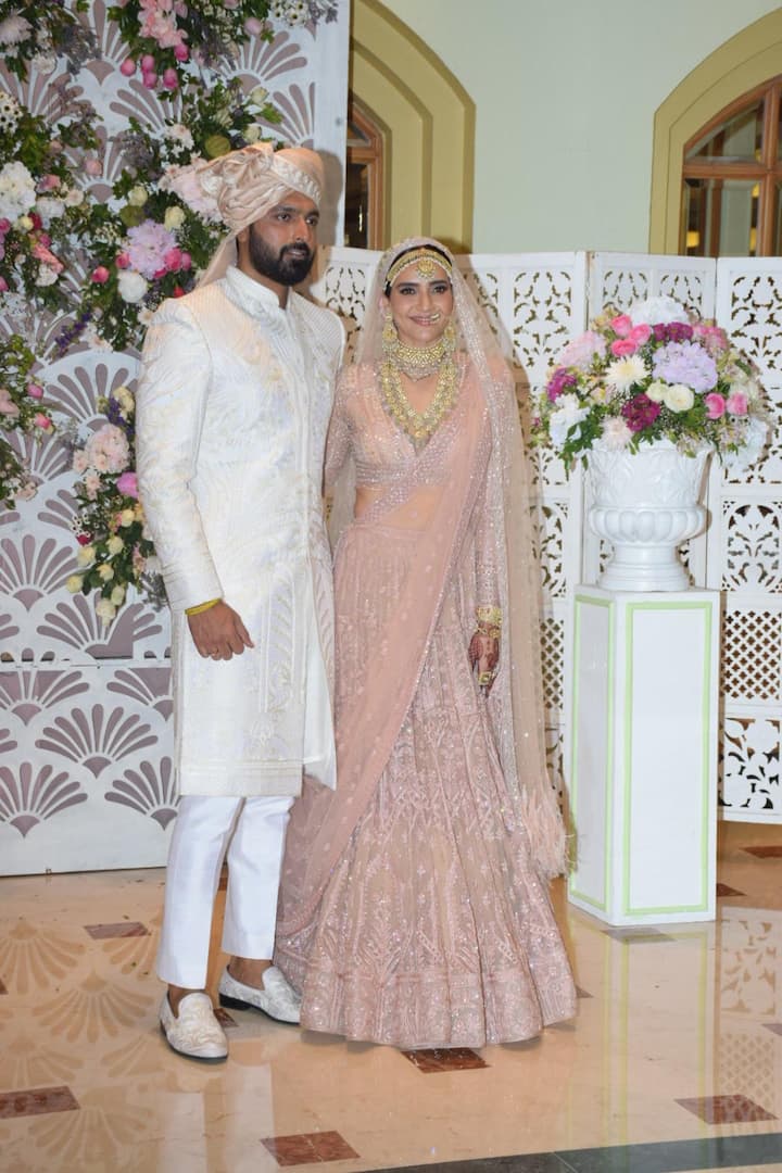 Television actress Karishma Tanna got married to her longtime boyfriend Varun Bangera, today on February 5. They tied-the-knot among close friends and family, in an intimate ceremony.