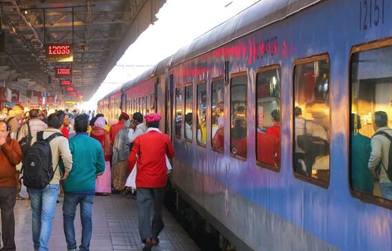 Indian Railways ticket Booking: ਹੋਲੀ ਤੋਂ ਪਹਿਲਾਂ ਰੇਲਵੇ ਨੇ ਲਿਆ ਵੱਡਾ ਫੈਸਲਾ, ਘਰ ਜਾਣ ਵਾਲੇ ਯਾਤਰੀਆਂ ਨੂੰ ਆਸਾਨੀ ਨਾਲ ਮਿਲੇਗੀ Confirm Ticket