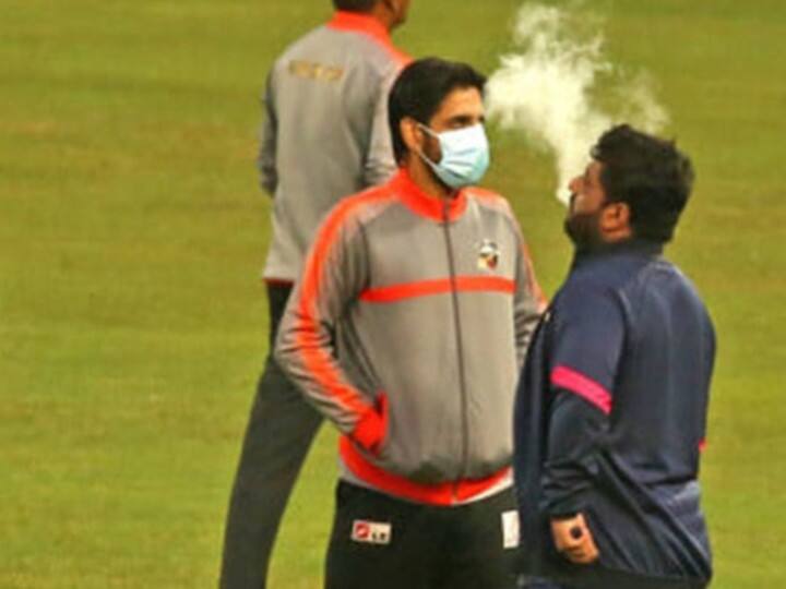 Mohammad Shahzad smoking at ground in Bangladesh Premier League 2022 Bangladesh Premier League 2022: बीच मैदान में ही धुआं उड़ाने लगा यह खिलाड़ी, मैच अधिकारियों ने लगाई फटकार