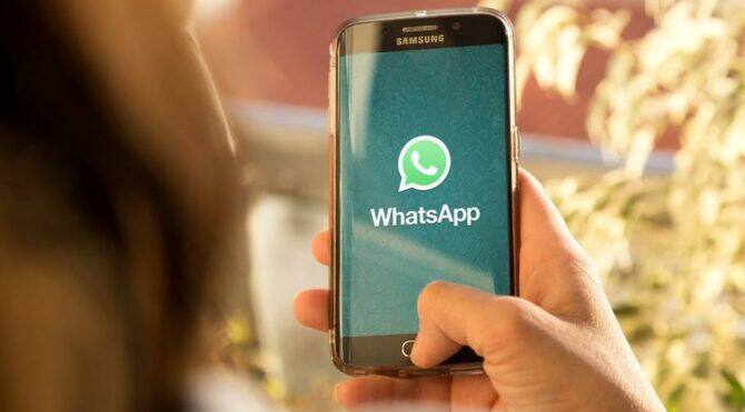 WhatsApp समय-समय पर यूजर्स के चैटिंग एक्सपीरिंस को अच्छा बनाने के लिए कई अपडेट करता रहता है. हाल ही में खबर मिली है कि कंपनी डिलीट करने वाले मैसेज के फीचर में बड़ा बदलाव करने जा रही है.