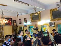 Sourav Ganguly: স্ত্রী ডোনার নাচের স্কুলে বাগদেবীকে অঞ্জলি দিলেন সৌরভ, আবদার মেনে তুললেন সেলফিও