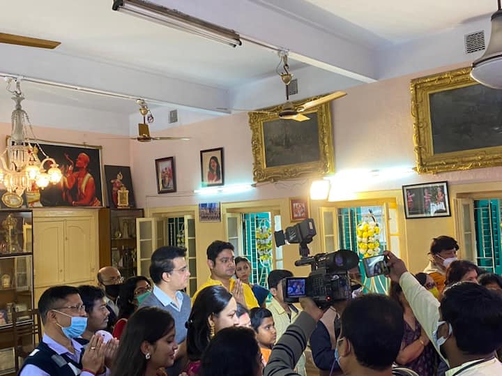 প্রথা মেনেই সৌরভের শ্বশুরবাড়িতে নৃত্যশিল্পীর স্কুলে চলছে বাণীবন্দনা। সকাল সকাল মন্ত্রোচ্চারণ, ধূপ-ধুনোর গন্ধে ভরে উঠল ডোনা গঙ্গোপাধ্যায়ের শিক্ষাঙ্গন। সেখানেই সকাল সকাল পুষ্পাঞ্জলি দিলেন সৌরভ