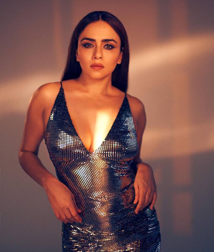 अमृता जितका सुंदर अभिनय करते. तितकीच सुंदर ती दिसतेसुद्धा.(Photo:@amrutakhanvilkar/IG)