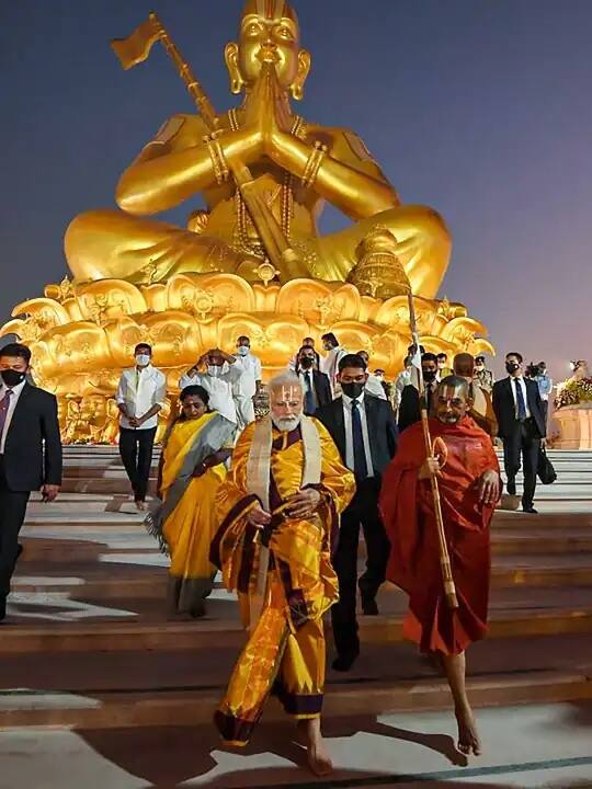 প্রধানমন্ত্রী বলেছেন, আজ রামানুজাচার্যের এই মূর্তি স্ট্যাচু অফ ইকোয়ালিটি নামে সাম্যের বার্তা দিচ্ছে। এই বার্তা দিয়েই আজ দেশ সবার উন্নতি, সবার বিশ্বাস, সবার প্রয়াসের মন্ত্রে নিজেদের ভবিষ্যতের ভিত্তি স্থাপন করছে।