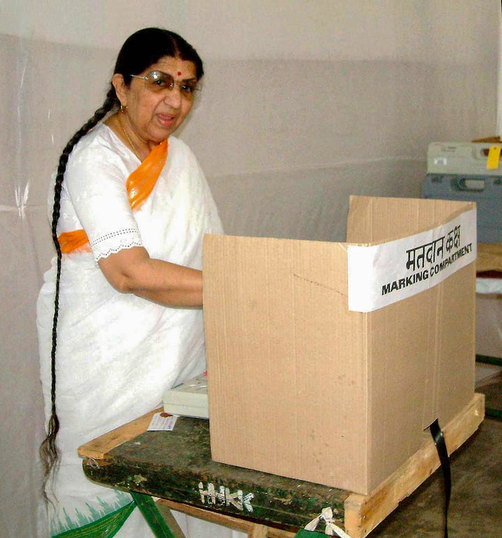 আর অবশ্যই পছন্দের ছিল বিশ্বব্যাপী বিভিন্ন সুর-গান শোনা। মোজার্ট, বেটোফেন, চপিন থেকে শুরু করে ন্যাট কিং কোল, দ্য বিটলস, বারবারা স্ট্রেইসস্যান্ড ও হ্যারি হেলাফন্তে শুনতেন সুর-সম্রাজ্ঞী।