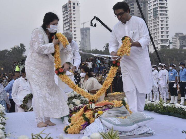 मनसे अध्यक्ष राज ठाकरे पत्नी शर्मिला ठाकरे यांच्यासोबत उपस्थित होते.