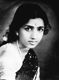 Lata Mangeshkar Obituary: ক্রিকেট অনুরাগ থেকে অভিনয়, কেন করলেন না সংসার, লতার নানা কথা ছবিতে