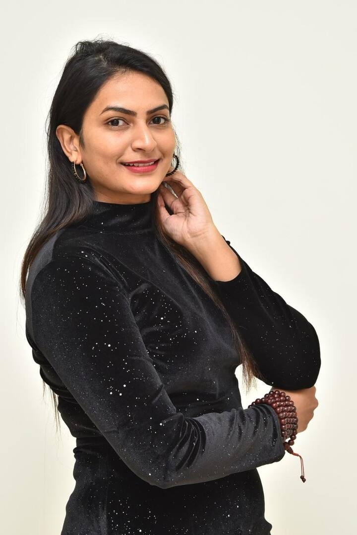 బ్లాక్ డ్రస్లో బిగ్ బాస్ బ్యూటీ.. శ్వేత వర్మ హొయలు