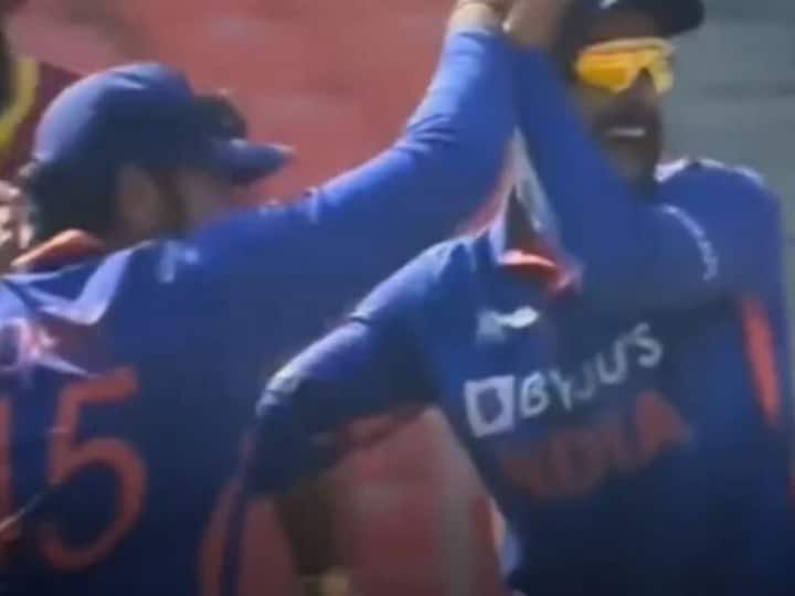 India vs West Indies: Virat Kohli, Rohit Sharma Give High-Five To Each Other, Celebrate Kieron Pollard's Wicket - Watch Video Ind vs WI, 1st ODI: Virat Kohli, Rohit Sharma Give High-Five To Each Other, Celebrate Kieron Pollard's Wicket - Watch Video