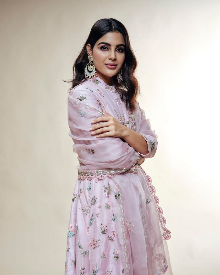 ఇదిలా ఉండగా.. ఈ బ్యూటీ పలు ఫొటోషూట్లలో పాల్గొంటూ దర్శకనిర్మాతలు ఎట్రాక్ట్ చేస్తోంది. (Photo Courtesy: Instagram)