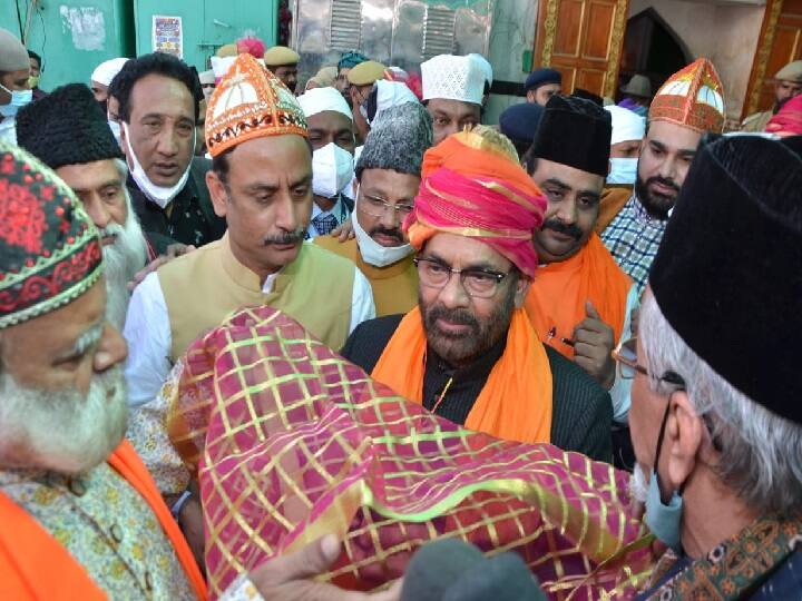 On behalf of PM Narendra Modi Mukhtar Abbas Naqvi offered 'chadar' at Ajmer Sharif Dargah in Rajasthan Ajmer Urs 2022: मुख्तार अब्बास नकवी ने अजमेर शरीफ दरगाह में पीएम मोदी की ओर से पेश की चादर, पढ़ा संदेश 