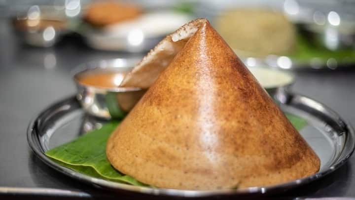 অনেকে পাঁপড়ের মোত কুকুরে দোসা খেতে পছন্দ করেন। সে ক্ষেত্রে চাটুতে বেশি ক্ষণ রাখতে হবে দোসা। বাদামি না হওয়া পর্যন্ত অপেক্ষা করতে হবে।