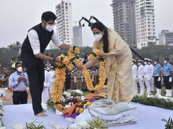 मुख्यमंत्री उद्धव यांचा मुलगा आणि पर्यावरण मंत्री आदित्य ठाकरे तसंच पत्नी रश्मी ठाकरे यादेखील उपस्थित होत्या.