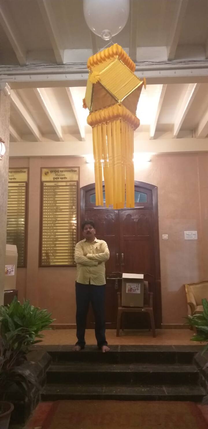 त्यांनी बाजारपेठेतून नेहमीचे आकाशकंदील आणून लावले आणि आम्ही पाठवलेले आकाशकंदील दर्शनी भागात न लावता अन्य ठिकाणी लावले. काही वेळाने ते पारंपरिक आकाशकंदील लतादीदींच्या नजरेस पडले आणि त्यांनी कर्मचाऱ्यांना विचारले हे आकाशकंदील कुठून आणले?