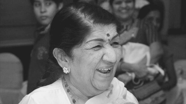 Lata Mangeshkar Passes away 92 Indian playback singer Lata Mangeshkar health condition today doctors statement hospital bulletin latest news Lata Mangeshkar Death: থামল সুরঝঙ্কার, প্রয়াত লতা মঙ্গেশকর