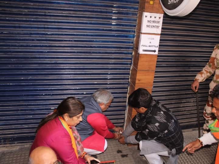Delhi News: दिल्ली में बीजेपी ने शराब की दुकानों पर की 'तालाबंदी', सीएम अरविंद केजरीवाल पर लगाए ये आरोप
