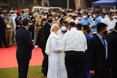 Lata Mangeshkar Funeral Photos : शाहरुख ने मांगी दुआ.. तो आमिर ख़ान ने जोड़े हाथ...कुछ इस तरह सितारों ने लता ताई को दी अंतिम विदाई