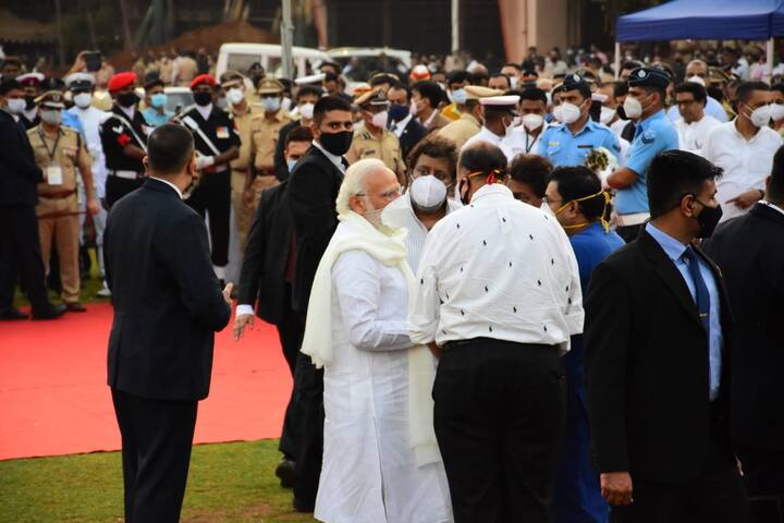 प्रधानमंत्री नरेंद्र मोदी ने भी लता मंगेशकर को श्रद्धांजलि अर्पित की. उन्होंने लता दीदी के पार्थिव शरीर पर फूल रखा और झुककर उन्हें प्रणाम किया.