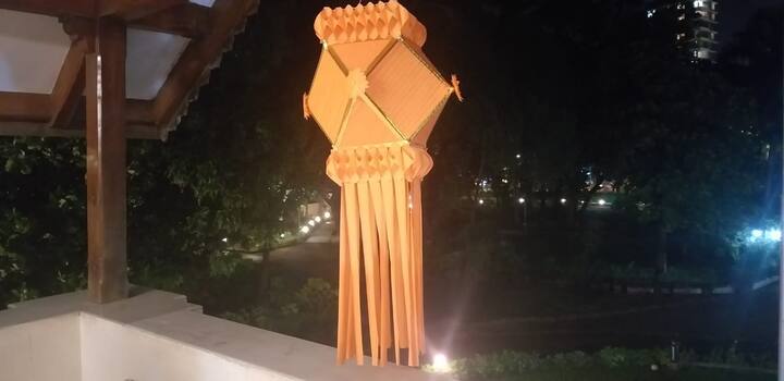 असे आणखीन मिळतील का बघा. आपण देवघर आणि घराच्या दर्शनी भागात लावूया. साक्षात लतादीदींकडूनच ही सूचना आल्यावर त्या व्यक्तीची तारांबळ उडाली.