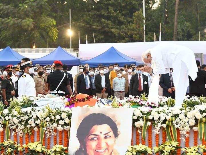 Lata Mangeshkar Last Rites Paid my last respects to Lata Didi in Mumbai says Pm modi Lata Mangeshkar : पंतप्रधान नरेंद्र मोदींकडून लतादीदींना आदरांजली, मंगेशकर कुटुंबीयांचं केलं सांत्वन