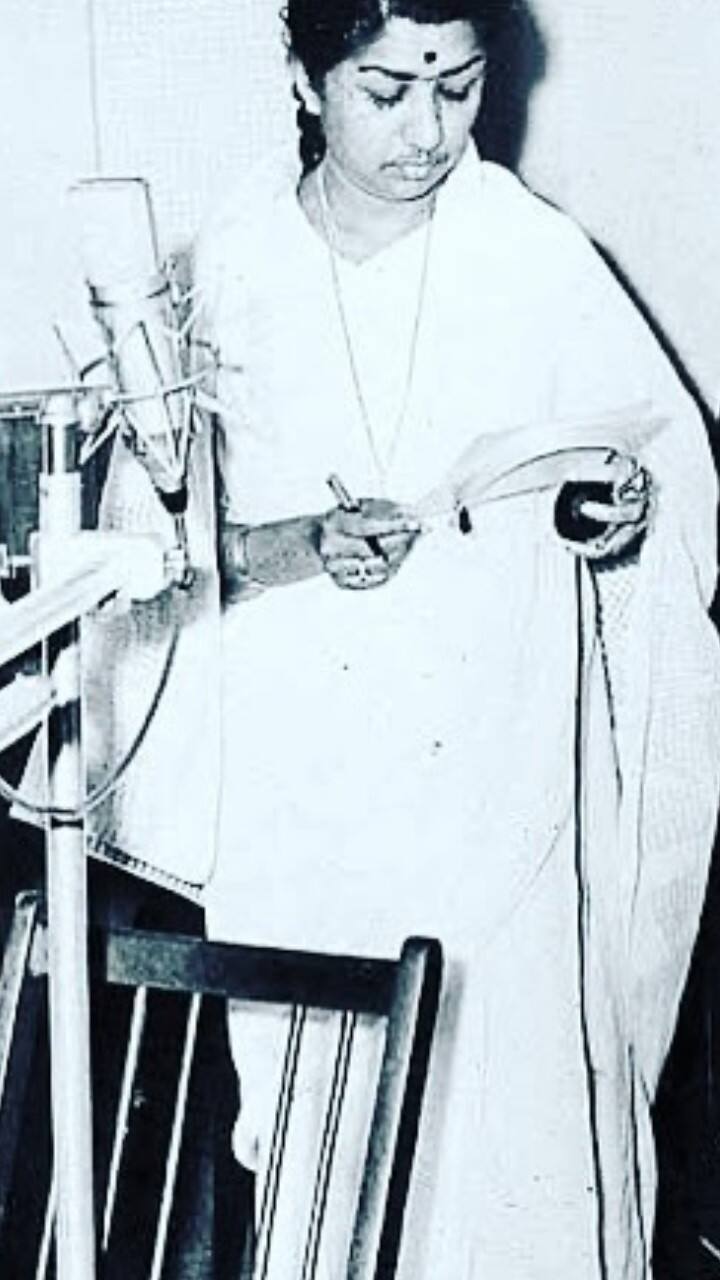 1955లో ఏఎన్నార్ హీరోగా నటించిన ‘సంతానం’ సినిమాలో తొలిసారి తెలుగు పాట పాడారు.