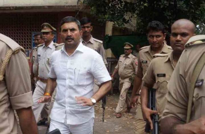 वाराणसी से एमएलसी बृजेश सिंह का नाम मुख्तार अंसारी के सबसे बड़े दुश्मन और पूर्वांचल के बाहुबली के तौर पर दर्ज है. बृजेश सिंह सिर्फ इंटर पास हैं. उन्होंने वाराणसी के यू पी कॉलेज से स्कूलिंग की है.