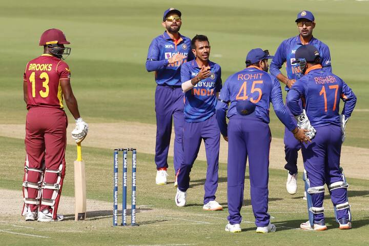 युझवेंद्र चहलने सामन्यात 9.5 ओव्हर टाकत 49 धावा देत 4 विकेट्स घेतल्या. त्याने या 4 विकेट्सच्या मदतीने एकदिवसीय क्रिकेटमधील 100 विकेट्स पूर्ण केल्या आहेत. त्यामुळे त्याने एक अनोखं शतक केलं आहे. चहलच्या आजच्या गोलंदाजीमुळे संघाला मोठा फायदा झाला असून भारतीय संघात त्याचं स्थान यामुळे अधिक पक्क होण्यास मदत होणार आहे.