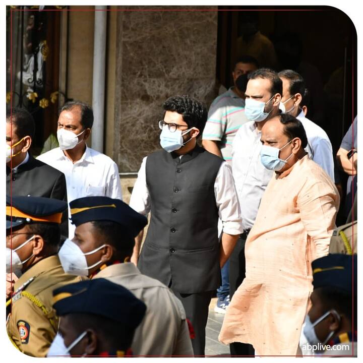 यासंदर्भात काढण्यात आलेल्या अधिसूचनेत म्हटले आहे की, आज रविवार दि सहा फेब्रुवारी 2022 रोजी भारतरत्न लता मंगेशकर यांचे दुःखद निधन झाले आहे.