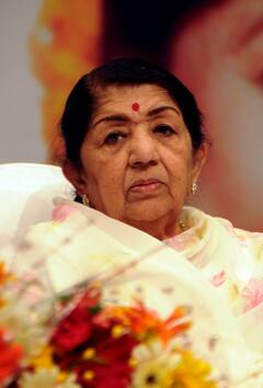 Lata Mangeshkar Photos: నెహ్రూని కంటతడి పెట్టించిన లతా మంగేష్కర్ పాట.. గాన కోకిల అరుదైన ఫోటోలు