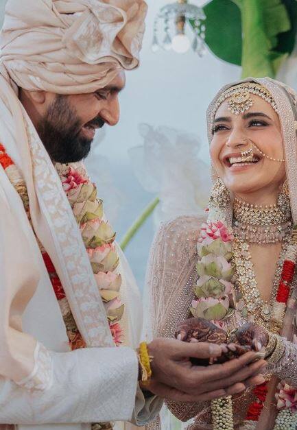 બોલિવૂડની સુંદર એક્ટ્રેસ કરિશ્મા તન્નાએ વરુણ બંગેરા સાથે લગ્ન કર્યા હતા. લગ્ન બાદ કરિશ્મા અને વરુણે કેમેરામેન સામે પોઝ આપ્યા હતા. કરિશ્મા-વરુણના લગ્નની તસવીરો વાયરલ થઇ રહી છે.