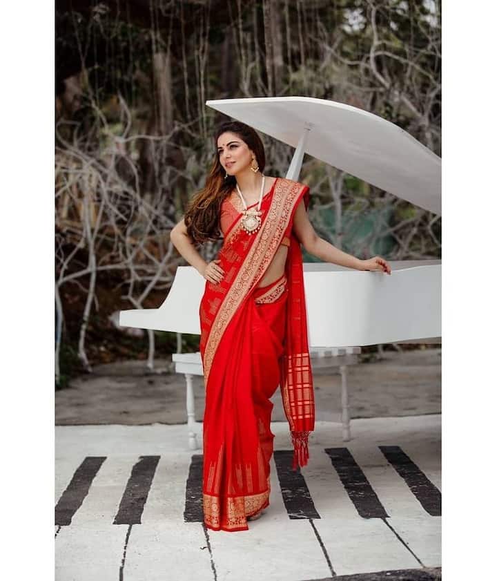 सोशल मीडिया पर श्रद्धा आर्या की जो तस्वीरें वायरल हो रही हैं उसमें वो रेड साड़ी पहने हुए दिखाई दे रही हैं.