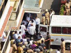 Lata Mangeshkar को अंतिम विदाई देने के लिए आंखों में आंसू लिए उमड़ा जनसैलाब, सड़कों पर छाया 'स्वर कोकिला' को खोने का दु:ख