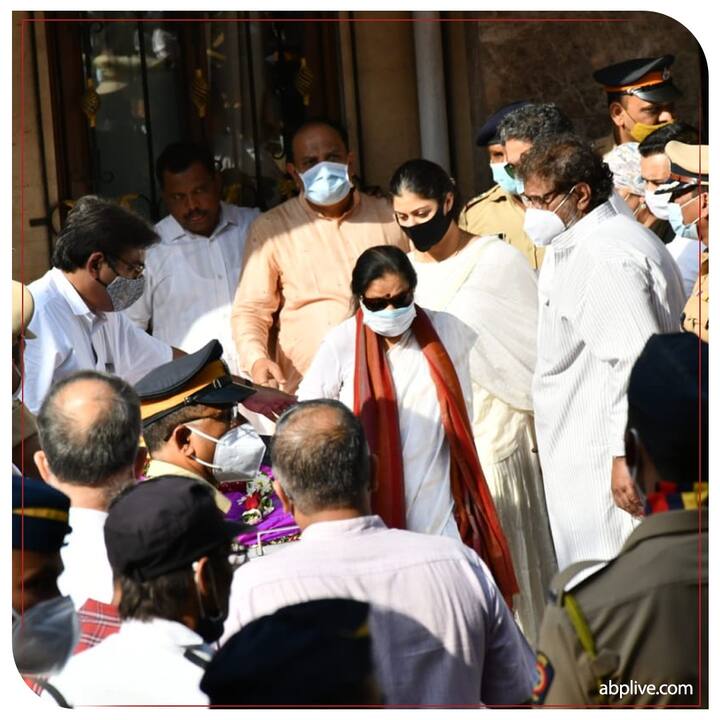 त्यांच्या निधनामुळे संगीत आणि कला विश्वाची अपरिमित हानी झाली आहे. या महान गायिकेला श्रद्धांजली वाहण्यासाठी, परक्राम्य संलेख अधिनियम, 1881 ( सन 1981चाअधिनियम 26 ) च्या कलम 25 खाली महाराष्ट्र शासनास सोपविण्यात आलेल्या अधिकाराचा वापर करून सोमवार दिनांक सात फेब्रुवारी  रोजी राज्यात  दुखवटा म्हणून सार्वजनिक सुट्टी जाहीर करण्यात येत आहे.