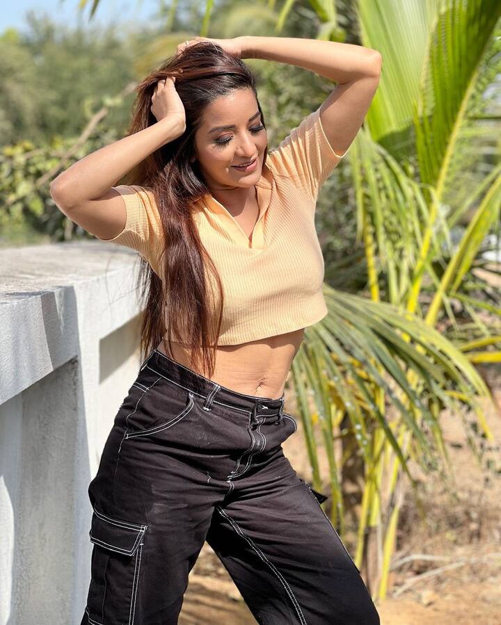 मोनालिसा को क्रॉप टॉप पहनना बेहद ही पसंद है. ऐसे में अक्सर उन्हें अलग-अलग स्टाइल का क्रॉप टॉप पहने हुए देखा जा सकता है.