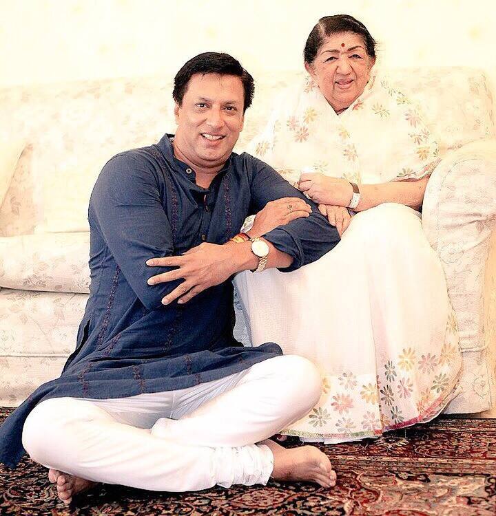 फिल्ममेकर मधुर भंडारकर (Madhur Bhandarkar) ने कहा- मेरे लिए व्यक्तिगत हानि है कि लता मंगेशकर अब हमारे बीच नहीं रहीं. मैं कई सालों से उनके संपर्क में था. हर 15 दिन में मैं उनके साथ फोन पर बात करता था. इस साल 1 जनवरी को मैंने उन्हें नव वर्ष की शुभकामनाएं दी थीं. मुझे बहुत दुख हो रहा है.
