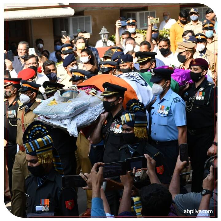 लतादीदींच्या निधनावर विविध क्षेत्रातून हळहळ व्यक्त केली जात आहे. भारतरत्न लता मंगेशकर यांच्या निधनानंतर राष्ट्रीय दुखवटा जाहीर केला आहे.