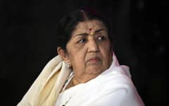 Lata Mangeshkar Photos: నెహ్రూని కంటతడి పెట్టించిన లతా మంగేష్కర్ పాట.. గాన కోకిల అరుదైన ఫోటోలు