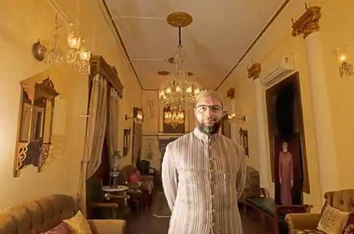 असदुद्दीन ओवैसी ने अपने इस बंगले को अंदर से काफी भव्य तरीके से सजाया है. घर के अंदर छत पर बड़े-बड़े आलीशान झूमर लगे हैं तो जमीनों पर खूबसूरत मार्बल.